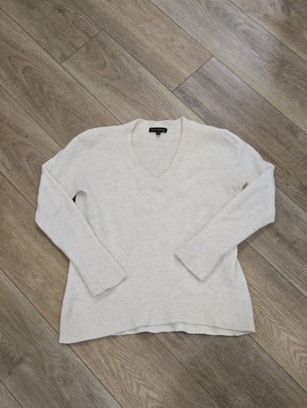Banana Republic Cream V-Neck Lightweight Wool Blend Sweater Normcore Size M